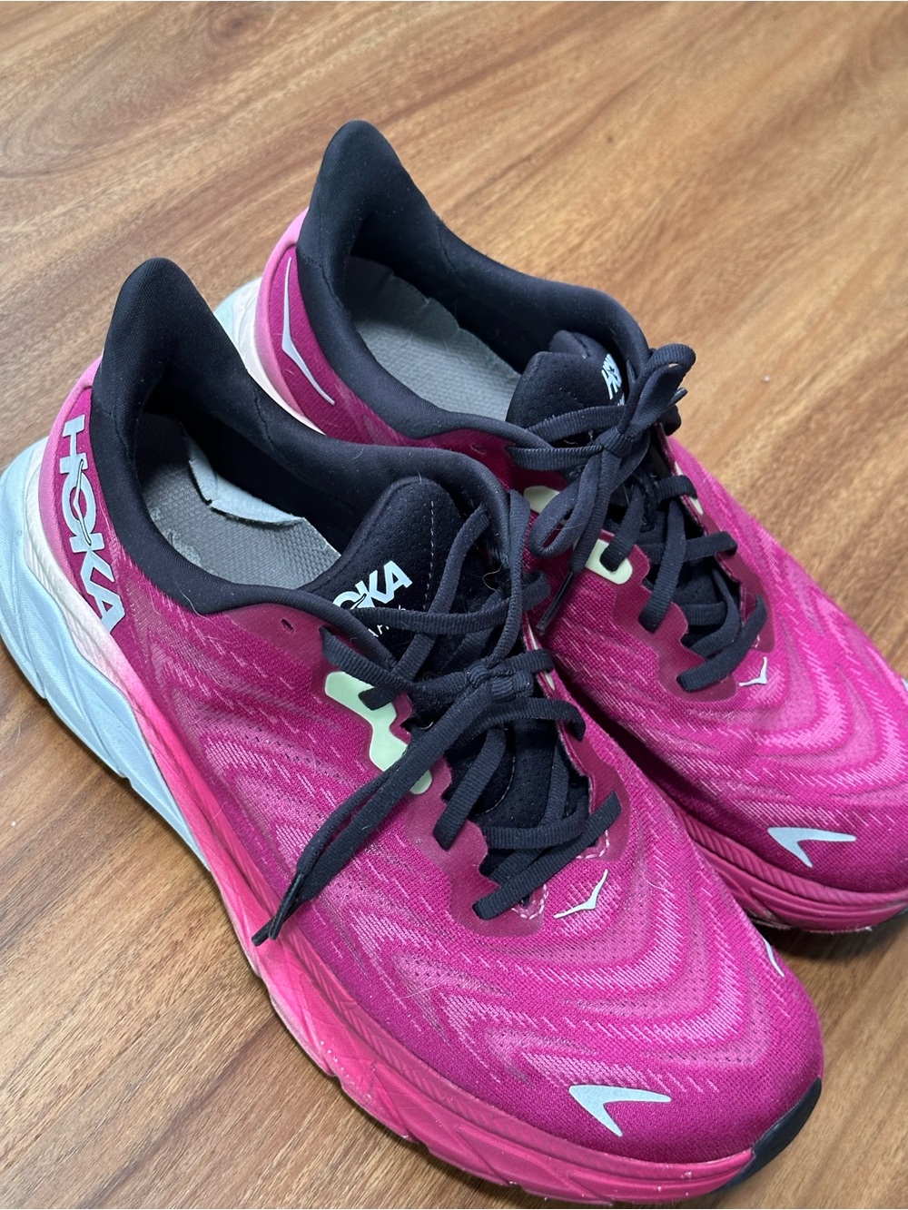 Hoka One One Arahi 6 Women's Magenta Black Athletic Running Shoes